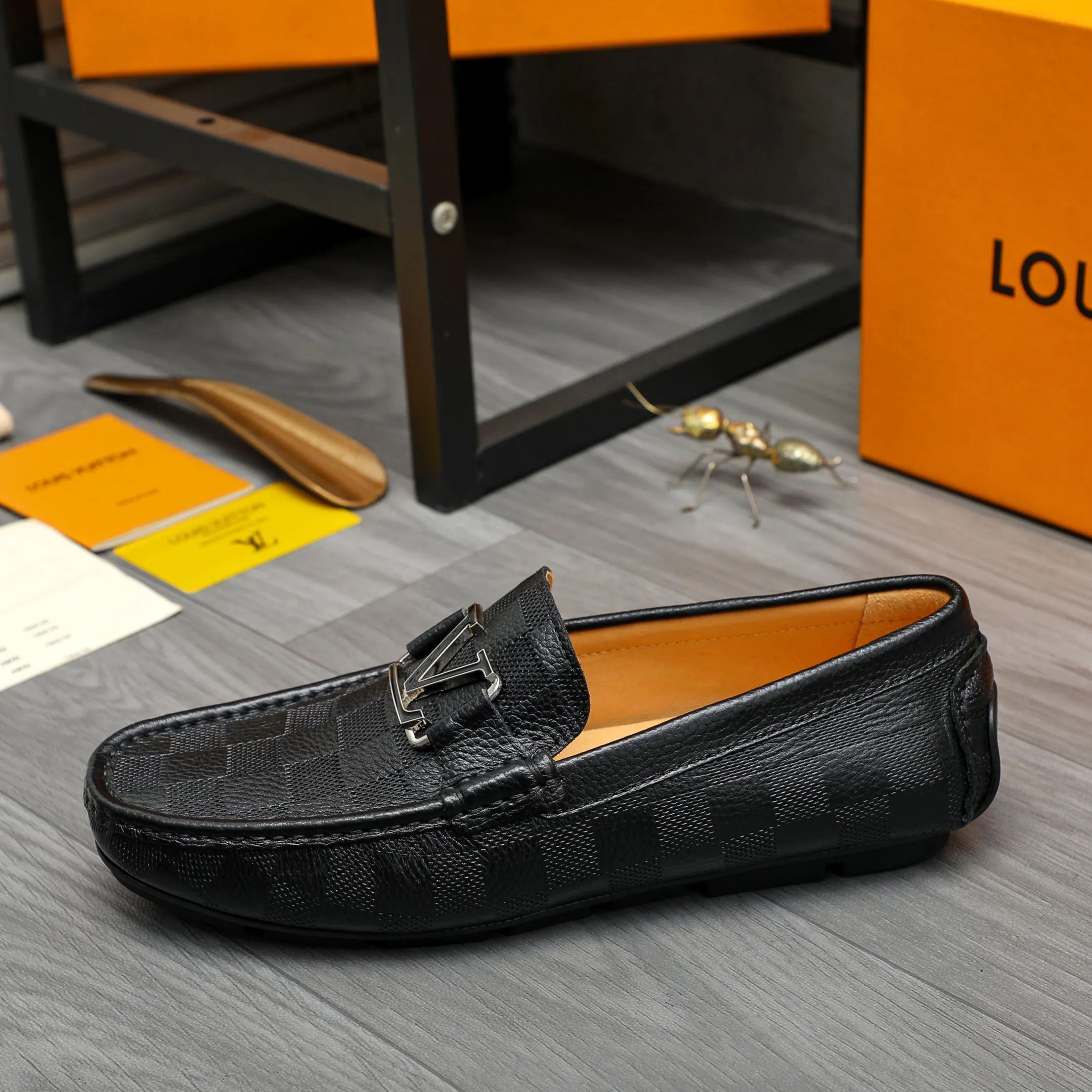 Men's shoes 💰p380 Product trademark: LV "Louis Vuitton" casual slip-on men's shoes Regular size: 38-45 Product materials: Selected classic embossed plaid upper, pigskin lining, rubber outsole